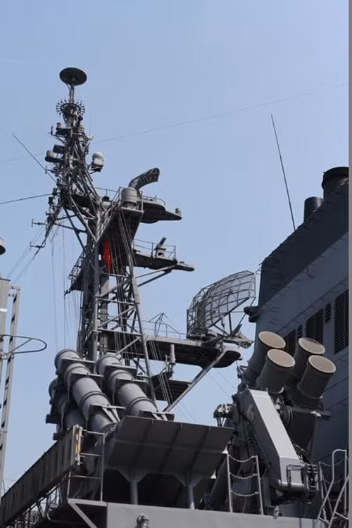 Cận cảnh 2 bệ phóng tên lửa hành trình chống tàu cận âm SSM-1B có tầm bắn 150km. Ảnh: Giáo dục Việt Nam