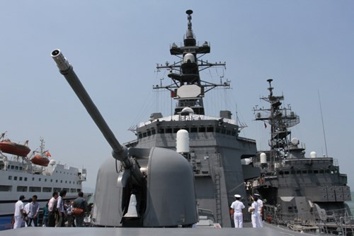 Bệ pháo hạm Oto Melara 76,2mm, đằng sau nó là bệ phóng thẳng đứng Mk48 chứa tên lửa đối không tầm trung ESSM có tầm bắn 50km. Ảnh: Giáo dục Việt Nam