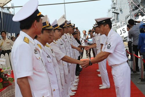 Lễ đón đoàn được diễn ra trang trọng ngay tại cầu cảng Tiên Sa với sự tham dự của đại diện phía Việt Nam gồm: Bộ Quốc phòng Việt Nam, Tư lệnh Hải quân Vùng 3, Bộ Đội Biên phòng, Sở Ngoại vụ Đà Nẵng; phía đại diện phía Nhật Bản gồm: Ông Yanagi Jun, Công sứ, Đại Sứ quán Nhật Bản tại Việt Nam; Đại tá Manabu Ozawa, Tùy viên quân sự Nhật Bản; Hội doanh nghiệp Nhật Bản... Ảnh: Giáo dục Việt Nam