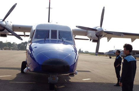 Hiện đại hơn An-26, C-212 được trang bị nhiều khí tài điện tử, công nghệ cao rất phù hợp cho việc tìm kiếm phi công, mảnh vỡ máy bay trên biển. Trong ảnh là tháp tìm kiếm chỉ thị mục tiêu ảnh nhiệt FLIR Systems SAFIRE II đặt dưới mũi C-212 có thể phát hiện mục tiêu trong phạm vi 20km. Nó có thể hoạt động cả ban ngày và ban đêm, điểm rất phù hợp trong nỗ lực cứu hộ 2 phi công máy bay Su-22 nhảy dù xuống biển.