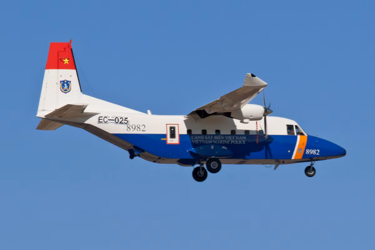 C-212 được trang bị 2 động cơ tuốc bin cánh quạt cho tầm bay tối đa lên tới 1.800km, tốc độ hành trình 300km/h.