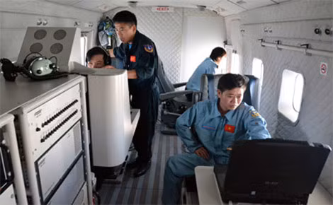 Đặc biệt, trên C-212 còn được trang bị hệ thống tuần thám biển MSS-6000 với radar SLAR có khả năng giám sát một khu vực rộng 18.000km2 mỗi giờ trong việc giám sát sự cố tràn dầu và các vật thể nhỏ trên mặt nước, giám sát các tàu thuyền cỡ lớn với khu vực rộng 48.000km2 mỗi giờ bay. Trong ảnh là các bộ phận điều khiển, hiển thị hệ thống MSS-6000.