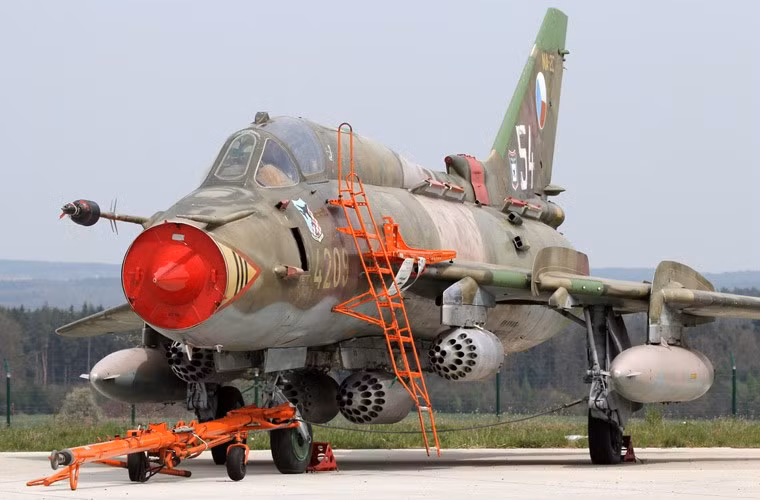 Su-22 cũng có thể lắp các cụm ống phóng rocket từ cỡ nhỏ tới cỡ lớn. Ảnh minh họa nước ngoài.