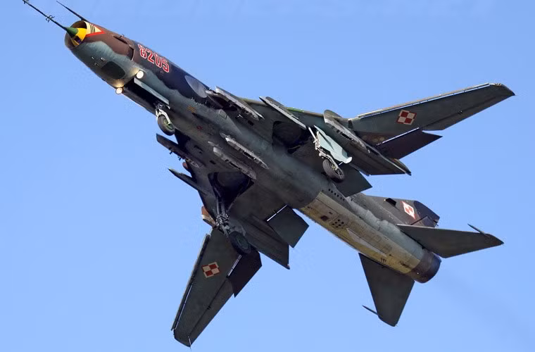 Về mặt hỏa lực, máy bay cường kích Su-22 thiết kế với với 2 pháo 30mm (cơ số đạn 80 viên) đặt ở 2 cánh, 2 giá treo dưới cánh mang 2 tên lửa đối không R-60 (tầm bắn 8km) và 10 giá treo (6 đặt ở dưới cánh và 4 đặt trên thân máy bay).