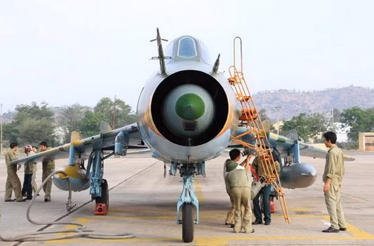 Trong ảnh là cán bộ của Việt Nam chuẩn bị lắp bom không điều khiển lên chiếc Su-22M4.