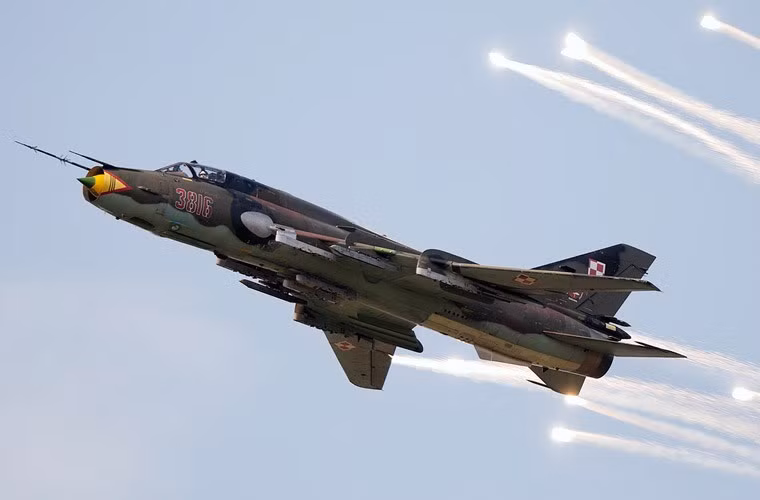Biến thể Su-22M4 Việt Nam dùng cũng đã được trang bị hệ thống phóng mồi bẫy nhiệt đánh lừa tên lửa không đối không dẫn đường hồng ngoại. Trong ảnh là một chiếc Su-22M4 phóng mồi bẫy nhiệt.