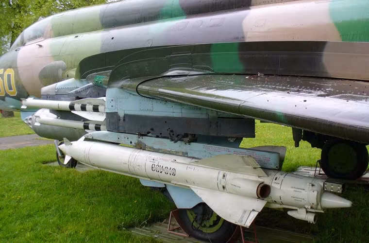 Tuy nhiên, với vũ khí điều khiển chính xác cao thì chỉ có biến thể Su-22M4 là có khả năng khi được nâng cấp mạnh về hệ thống điện tử. Theo đó, Su-22M4 mà Việt Nam đang sử dụng có thể mang được tên lửa không đối đất Kh-23 đạt tầm bắn 10km.