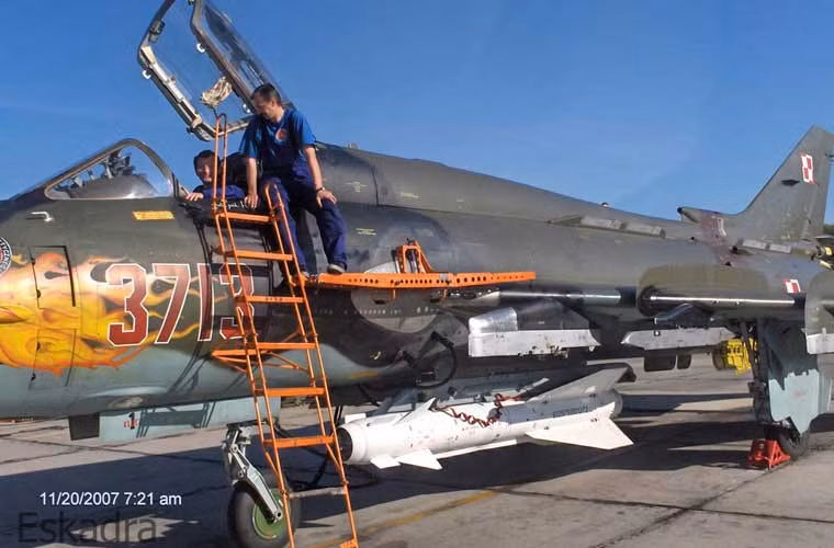 Đặc biệt, Su-22M4 có khả năng mang tên lửa không đối đất hạng nặng Kh-29 lắp đầu nổ nặng tới 320kg, tầm bắn 30km. Dù là thiết kế cho vai trò đối đất, tuy nhiên theo nhà thiết kế khi cần Kh-29 có thể đối hải với khả năng đánh chìm tàu cỡ 10.000 tấn. Ảnh: cường kích Su-22M4 của Ba Lan lắp đạn Kh-29 ở giá treo bụng.