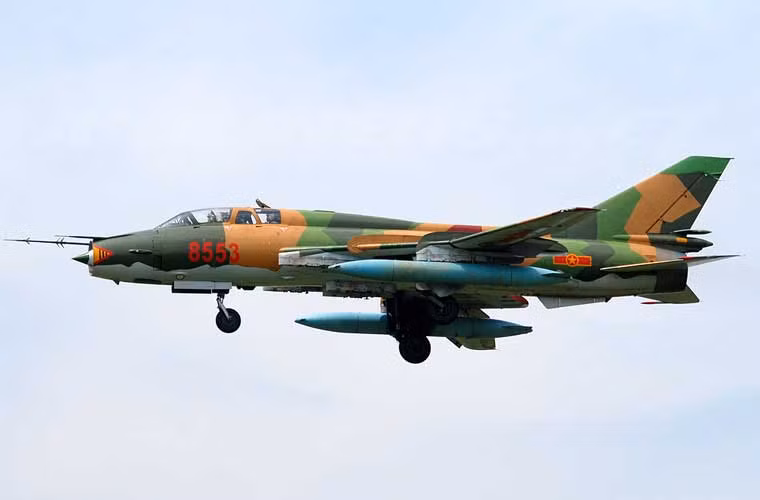 Các điểm treo trên Su-22 có thể mang được cả thùng dầu phụ để tăng tầm bay tuần tra, chiến đấu. Trong ảnh, biến thể huấn luyện 2 chỗ ngồi Su-22UM3K của Không quân Việt Nam bay huấn luyện với 2 thùng dầu phụ.