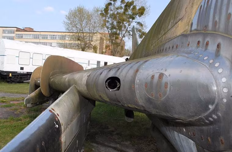 Ở 2 bên cánh của máy bay còn được trang bị 2 pháo tự động NR-30 cỡ 30mm (cơ số 80 viên đạn) đạt tốc độ bắn lý thuyết 850-1.000 phát/phút. Pháo phù hợp để không chiến cự ly gần hoặc tấn công mục tiêu mặt đất. Trong ảnh, đầu nòng nằm thụt vào sâu trong cánh.