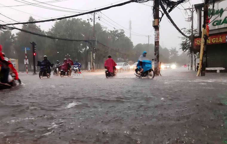Mưa kèm dông gió kéo dài suốt cả ngày và có dấu hiệu mạnh thêm vào tối nay (25/11) đã khiến đường phố ngày cuối tuần ở Sài Gòn vắng vẻ...