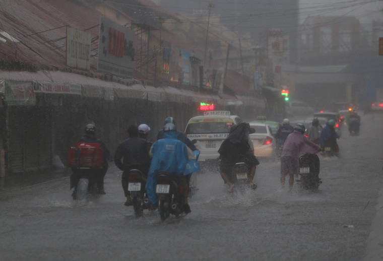 Hiện khắp trên địa bàn TP mưa vẫn còn rất to và dự kiến kéo dài. Trong khi theo dự báo mực nước cao nhất ngày trên các trạm vùng hạ lưu sông Sài Gòn - Đồng Nai còn duy trì ở mức cao trong hôm nay tại Phú An và Nhà Bè dao động ở mức 1,50 - 1,55m, sau đó xuống chậm. Tình trạng ngập nước trên địa bàn TP.HCM dự kiến sẽ còn diễn ra trầm trọng hơn sắp tới.