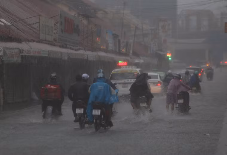 Hiện khắp trên địa bàn TP mưa vẫn còn rất to và dự kiến kéo dài. Trong khi theo dự báo mực nước cao nhất ngày trên các trạm vùng hạ lưu sông Sài Gòn - Đồng Nai còn duy trì ở mức cao trong hôm nay tại Phú An và Nhà Bè dao động ở mức 1,50 - 1,55m, sau đó xuống chậm. Tình trạng ngập nước trên địa bàn TP.HCM dự kiến sẽ còn diễn ra trầm trọng hơn sắp tới.