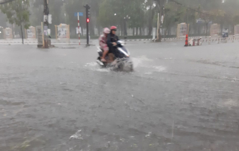 Nhiều tuyến đường ở TP.HCM vắng phương tiện qua lại vì mưa bão số 9 đang hoành hành.