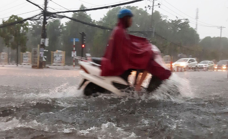 "Suốt cả ngày mưa gió liên hồi và cứ ngỡ đến chiều tối bão sẽ không còn ảnh hưởng đến Sài Gòn. Thế nhưng, càng về tối, mưa dông càng mạnh khiến tôi và gia đình lo lắng", chị Thanh, ngụ quận Thủ Đức chia sẻ.