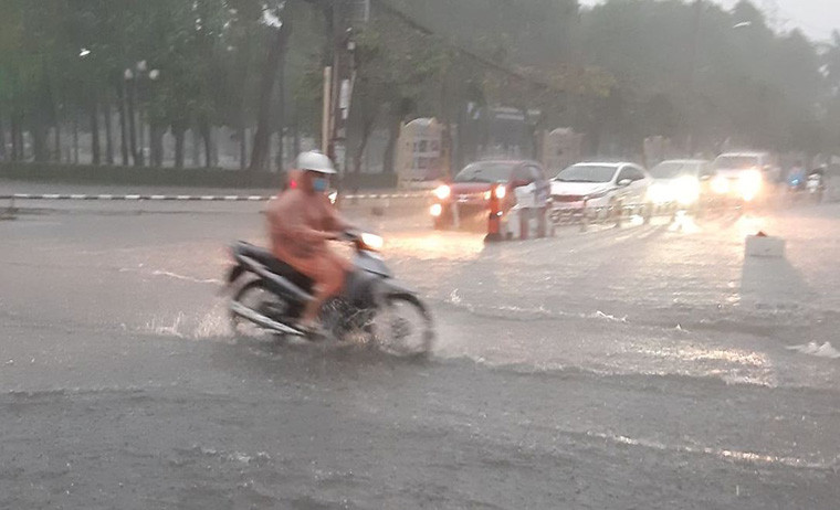 Theo số liệu từ Đài khí tượng thủy văn khu vực Nam Bộ trong vòng hơn 2 giờ qua, khu vực trung tâm TP mưa hơn 50mm, trong khi đó mưa tại Cần Giờ đã đạt hơn 150mm. Tại khu vực các quận nội thành ghi nhận cũng có gió giật cấp 7-8 khiến cây cối ngã đổ.
