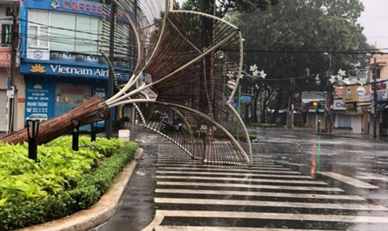 Nhiều tuyến đường ở BR-VT đã bị ngập nước, gió mạnh khiến nhiều nhánh cây ven đường gãy đổ.