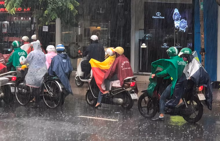 Khắp các quận huyện ở TP.HCM mưa giăng kín từ sáng 25/11.