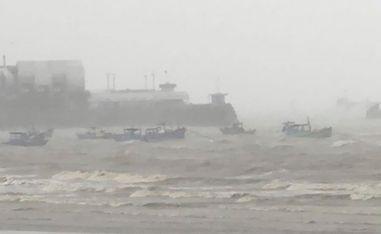 Theo Trung tâm Dự báo khí tượng thủy văn Quốc gia cho biết, lúc 9h sáng nay 25/11, bão số 9 đã áp sát bờ biển từ Bình Thuận đến Bến Tre, trọng tâm là khu vực Vũng Tàu. Dự kiến, trưa nay, bão số 9 sẽ đổ bộ vào đất liền các tỉnh này. Ảnh: Sóng biển ở BR-VT trong cơn bão số 9.