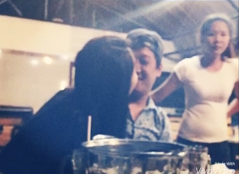 Hai người còn ghé sát nhau, chuyện trò tình tứ trước sự có mặt của người lạ khác.