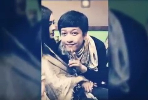 Danh hài còn ghé sát người vào "người yêu" để chụp hình khi phát hiện ống kính máy ảnh lia tới.