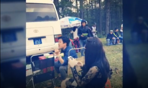 Trong đoạn clip còn xuất hiện hình ảnh Quế Vân ngồi cùng Trường Giang tại phim trường ở Đà Lạt. Được biết, hồi tháng 1 vừa qua, danh hài có mặt tại thành phố ngàn hoa để quay phim điện ảnh mới "Taxi, em tên gì?" cùng Angela Phương Trinh. Chi tiết này khiến nhiều người ngỡ rằng Quế Vân đã tới tận phim trường để thăm"'người yêu".