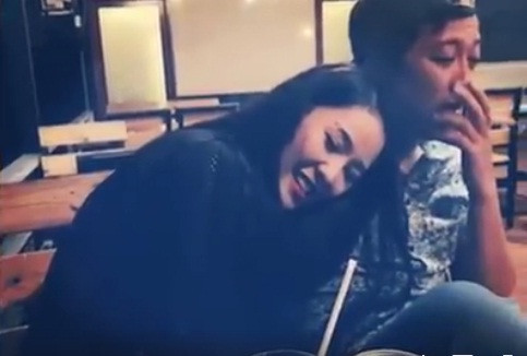 Hơn hết, Quế Vân còn dựa đầu tình tứ vào vai Trường Giang. Những hình ảnh này đã "tố cáo" Trường Giang và Quế Vân có mối quan hệ trên mức bạn bè, có thể gọi là tình yêu.