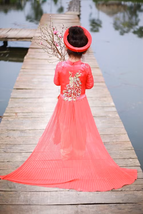 Mới đây, dân mạng thi nhau chia sẻ bộ ảnh của một bé gái xinh xắn tên Carly.