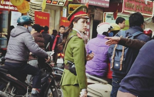 “Trong ảnh là đại uý Phạm Vũ Minh Tâm (Cán bộ CAP Bùi Thị Xuân - Hà Nội) xuống đường hỗ trợ các nam đồng nghiệp chống ùn tắc giao thông ngày Vía Thần Tài trên đường Trần Nhân Tông. Chị xinh quá, kiểu này là chị chỉ cần liếc một cái thôi là các anh tự động phanh kít lại ý chứ” - đó là dòng mô tả của thành viên của fanpage Beat khi chia sẻ bức ảnh của nữ cảnh sát xinh đẹp.