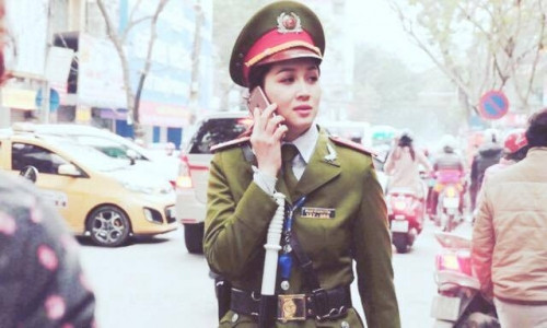 Bức ảnh được thành viên của một trang tin nổi tiếng chụp lại trên đường tác nghiệp, sau đó được một vài fanpage nổi tiếng dẫn lại và nhanh chóng hút số lượng like, chia sẻ rất lớn. Nữ cảnh sát làm nhiệm vụ trên phố nổi bật với khuôn mặt xinh xắn, phong thái đĩnh đạc trong bộ quân phục và chăm chỉ làm nhiệm vụ.