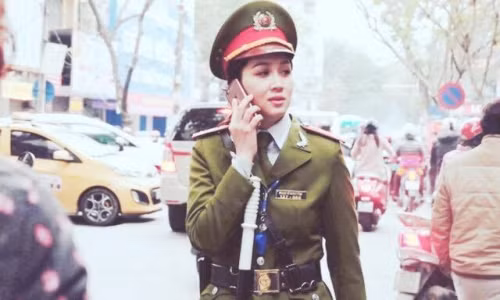 Bức ảnh được thành viên của một trang tin nổi tiếng chụp lại trên đường tác nghiệp, sau đó được một vài fanpage nổi tiếng dẫn lại và nhanh chóng hút số lượng like, chia sẻ rất lớn. Nữ cảnh sát làm nhiệm vụ trên phố nổi bật với khuôn mặt xinh xắn, phong thái đĩnh đạc trong bộ quân phục và chăm chỉ làm nhiệm vụ.