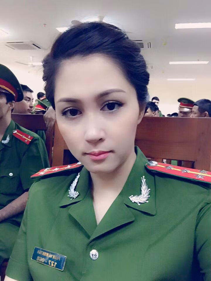 Theo tìm hiểu, đại úy Phạm Vũ Minh Tâm, sinh năm 1984, hiện là cán bộ công an phường Bùi Thị Xuân, quận Hai Bà Trưng, Hà Nội. Trong ngày Vía Thần Tài, do lưu lượng người giao thông trên phố Trần Nhân Tông tăng cao gây ra cảnh ùn tắc, đại úy Tâm đã xuống đường làm nhiệm vụ phân luồng, hỗ trợ các đồng nghiệp nam.