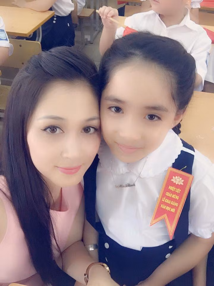 Chị Tâm rất thích gần gũi với các con. Trên trang cá nhân của của chị có rất nhiều hình ảnh, khoảnh khắc 3 mẹ con gần gũi, vui đùa bên nhau, ảnh chụp trong các sự kiện lớn như lễ khai giảng hay ngày sinh nhất của các con.