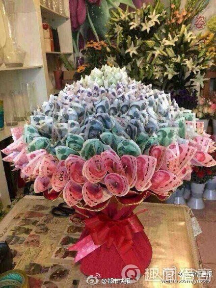 Cận cảnh một bó hoa tiền rực rỡ màu sắc có giá tương đương gần 20 triệu đồng.