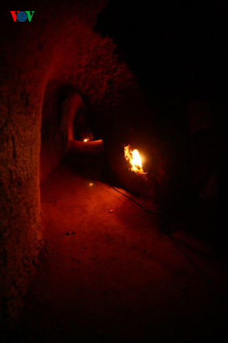 Hệ thống địa đạo được đào hoàn toàn bằng sức người, có các nhánh chính và nhiều nhánh nhỏ kết nối với nhau, có nhánh ra tận sông Sài Gòn. Các đường hầm giao thông hẹp có chiều cao rất hạn chế, chỉ đủ một người đi lom khom; những khu chức năng khác như nơi ở, hội họp, sản xuất, ổ chiến đấu có diện tích và chiều cao lớn hơn. Tầng trên cùng có thể chịu được sức công phá của đạn pháo và tải trọng của xe thiết giáp.