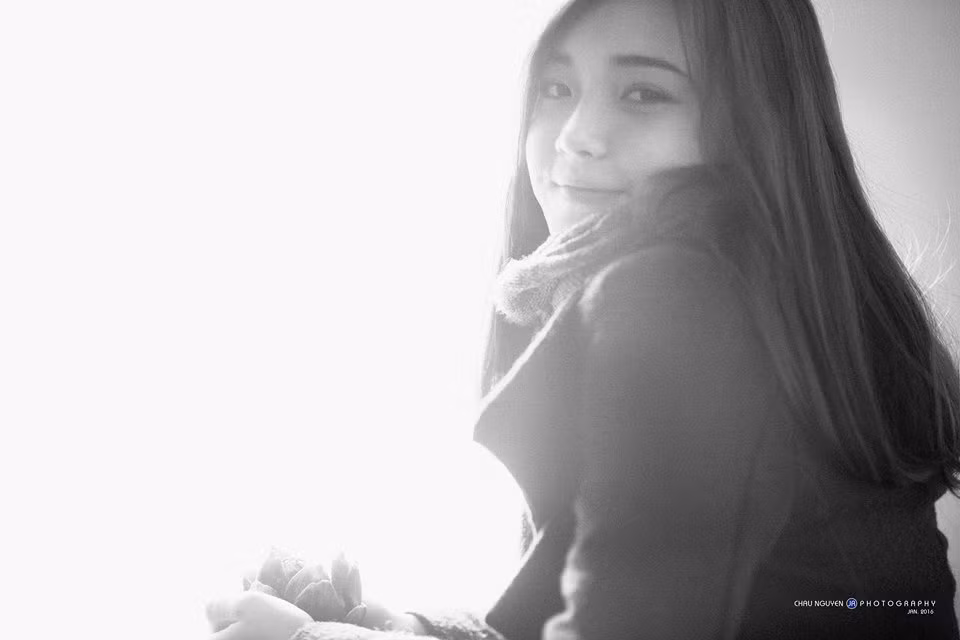 Nhiếp ảnh gia trẻ Chau Nguyen Jr cũng chia sẻ bộ ảnh của Thu Hương và nhận xét rằng cô bạn là minh chứng cho việc “Lẽ ra phải nói gái Hàn Quốc xinh như con gái Việt Nam mới chính xác”.