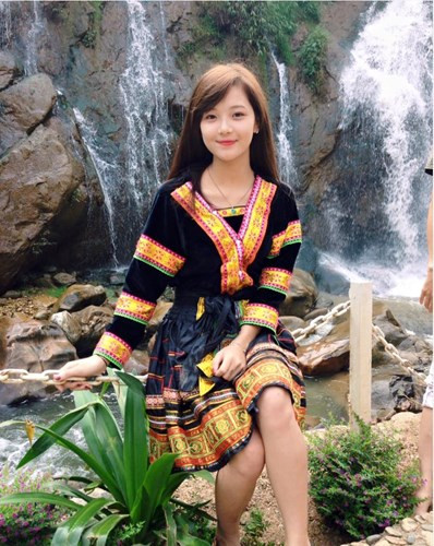 Tuy nhiên, sau khi tìm hiểu kỹ hơn về Thu Hương, sự thật được tiết lộ rằng cô không phải là người dân tộc đã khiến các bạn trẻ bất ngờ. Thực chất, bức ảnh Thu Hương chụp bên suối chỉ là được ghi lại trong một chuyến du lịch Sapa và Thu Hương là một cô gái người Kinh chính hiệu.