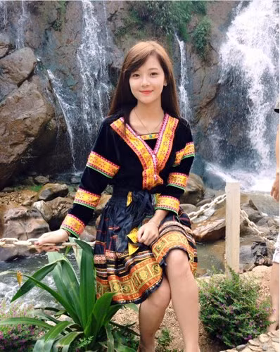 Tuy nhiên, sau khi tìm hiểu kỹ hơn về Thu Hương, sự thật được tiết lộ rằng cô không phải là người dân tộc đã khiến các bạn trẻ bất ngờ. Thực chất, bức ảnh Thu Hương chụp bên suối chỉ là được ghi lại trong một chuyến du lịch Sapa và Thu Hương là một cô gái người Kinh chính hiệu.