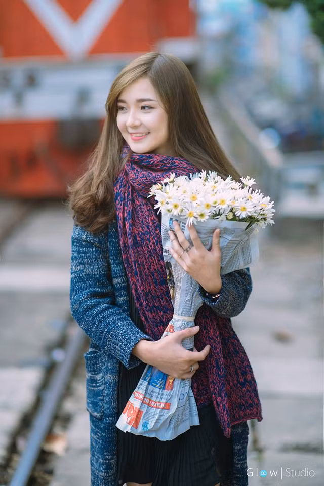 Thu Hương là một 9X quê gốc Hưng Yên, là cự sinh viên trường Đại học Văn hóa, Hà Nội. Hiện cô nàng cũng đang sinh sống và làm việc tại Thủ đô và là gương mặt thường xuyên xuất hiện trên một số fanpage về nhiếp ảnh, người mẫu ảnh.