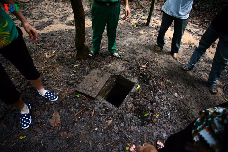 Hệ thống đường hầm được thông lên mặt đất qua các lỗ thông hơi và các của bí mật. Các cửa này chỉ đủ một người chui lọt, được nguỵ trang kín đáo.