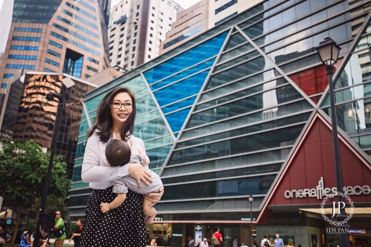 Cảnh bà mẹ vạch áo cho con bú giữa đường, trên môi nở nụ cười hạnh phúc thực sự trở thành dấu ấn đậm nét trong bộ ảnh này. Dân mạng Singapore, Trung Quốc hiện cũng đang xôn xao, thi nhau bình luận, nêu quan điểm về bộ ảnh này.