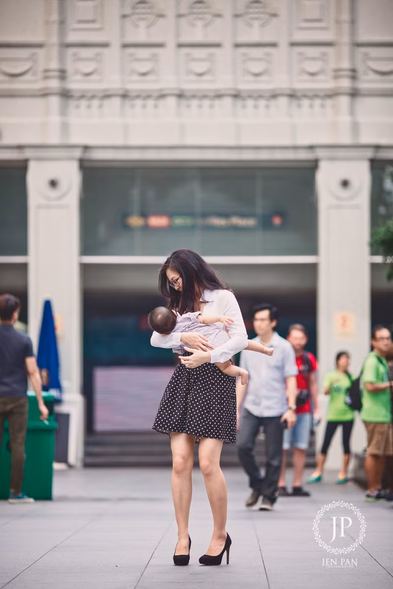 Được biết, Jen Pan đã thực hiện bộ ảnh của mình tại các địa điểm có nhiều tòa nhà hành chính, văn phòng nhằm nói lên quan điểm rõ ràng của mình.