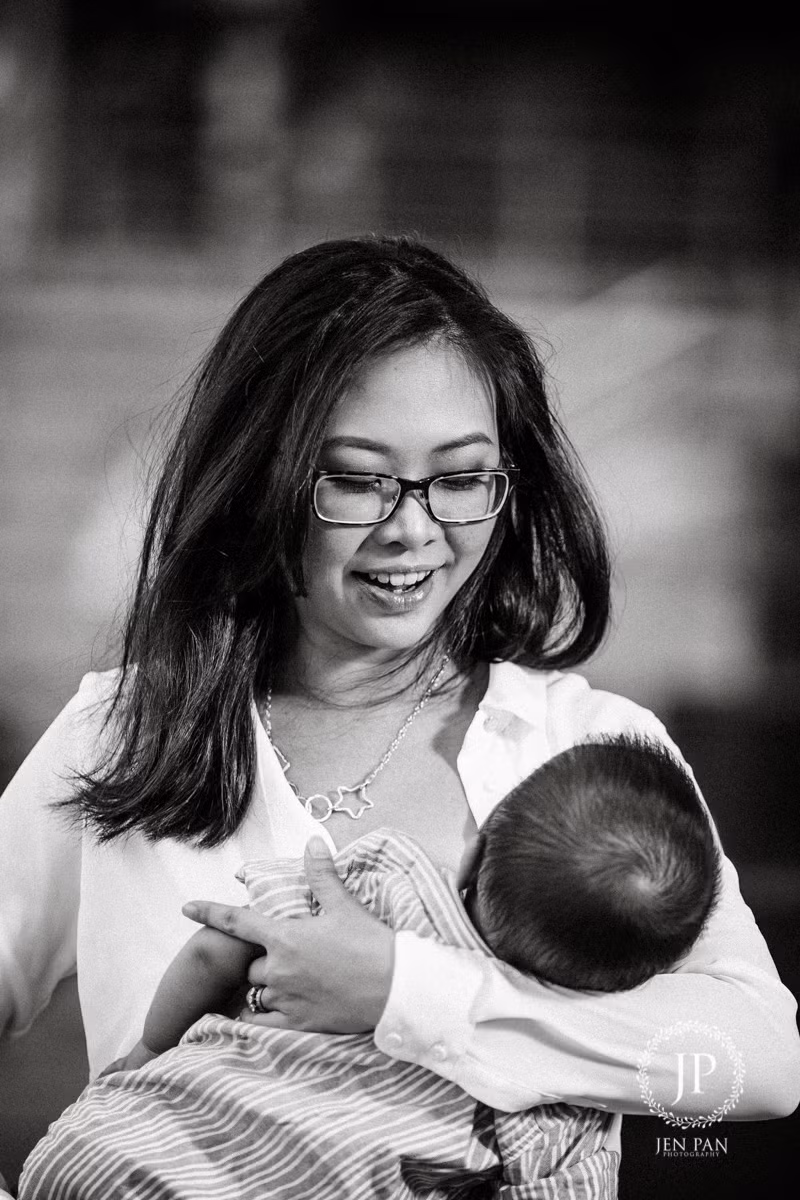 “Không ai được quyền xem xét chấm lại lương thưởng của những người phụ nữ đã mất 1-2 giờ làm việc mỗi ngày để hút sữa để dành cho con”, “Hãy cho phụ nữ công sở một vài phút trong ngày để thực hiện vai trò làm mẹ, tôi chắc chắn họ sẽ là một nhân viên an tâm, vui vẻ và hiệu quả”. nhiếp ảnh gia Jen Pan khẳng định lại một lần nữa.