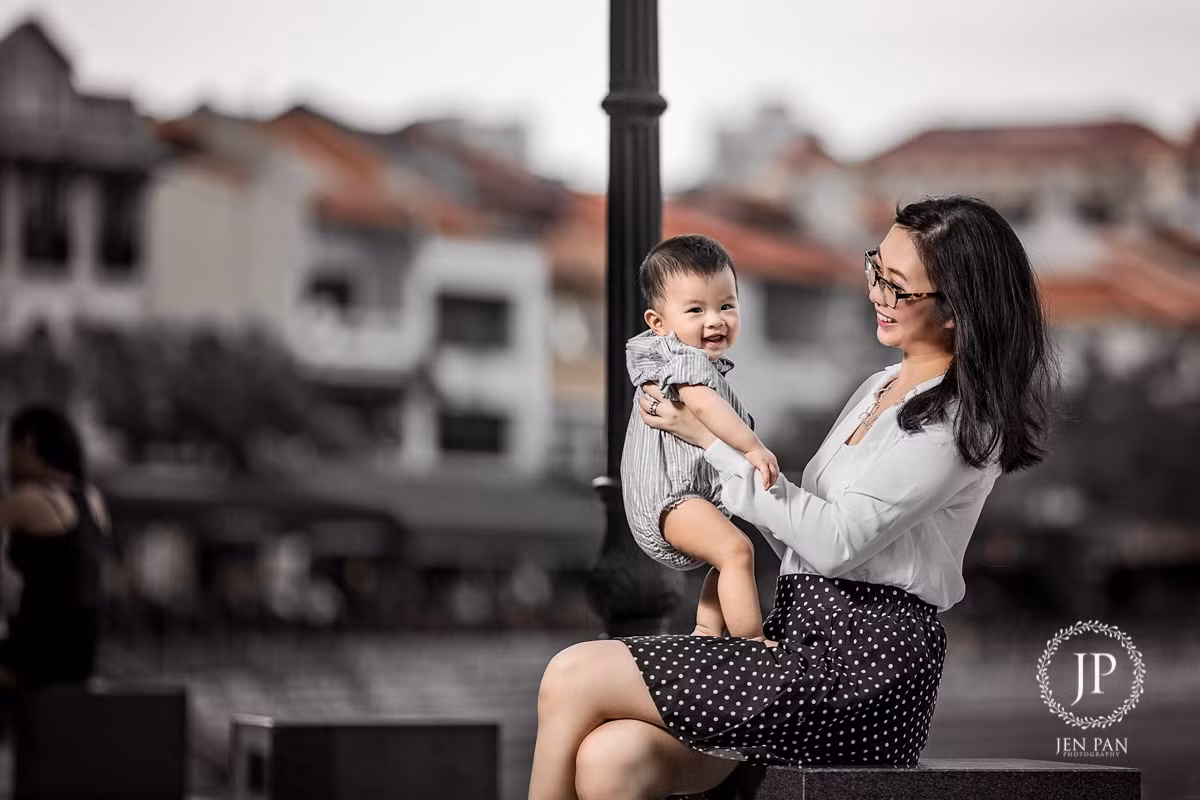 Số đông các bà mẹ trẻ đồng tình với quan điểm của nhiếp ảnh gia Jen Pan, họ cho rằng không có gì có thể ngăn cản được việc các bà mẹ cho con bú, chăm sóc con cái của họ. Một bộ phận nhỏ lại góp ý rằng việc vạch áo cho con bú ở nơi công cộng cũng nên được thực hiện một cách khéo léo, kín đáo để các em bé vừa được chăm sóc và những người xung quanh cũng không cảm thấy bị ảnh hưởng.