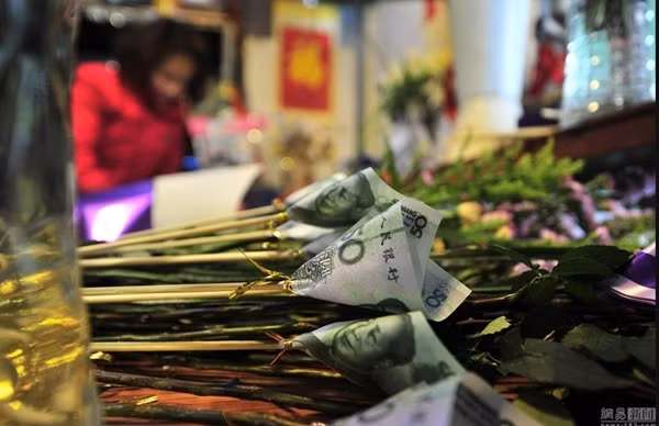 Ngoài khoản tiền để cuốn thành hoa, người đặt hàng còn mất thêm một khoản lớn tiền công cho người làm dịch vụ. Dù đắt đỏ nhưng dịch vụ này đang hấp dẫn số lượng rất lớn bạn trẻ ở Trung Quốc, đặc biệt là những anh chàng muốn "lấy le" với bạn gái.