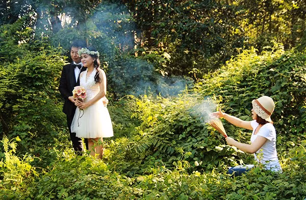 Trong những bức hình, để có được ánh sáng và khói cho bức ảnh thêm huyền ảo nhiều phó nháy đã dùng hương để tạo khói. Ê kíp phải thắp bằng hương "cúng" đôi vợ chồng trẻ.