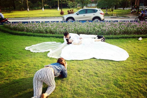Để có được những bức ảnh cưới lung linh làm hài lòng các đôi uyên ương, nhiều phó nháy đã phải "lăn lộn" trên đất cốt sao chọn được góc ảnh đẹp.