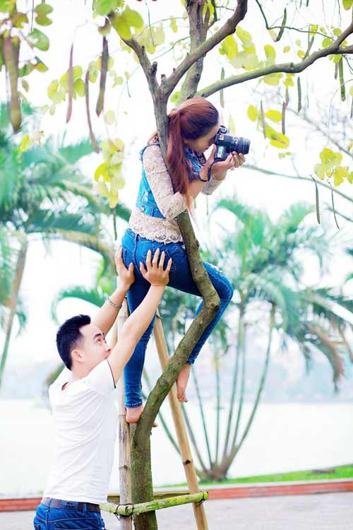Có lẽ cô nàng nhiếp ảnh này phải là đồ đệ của Tôn Ngộ Không thì mới có thể vắt vẻo trên cây để hết lòng vì nghệ thuật như thế này.