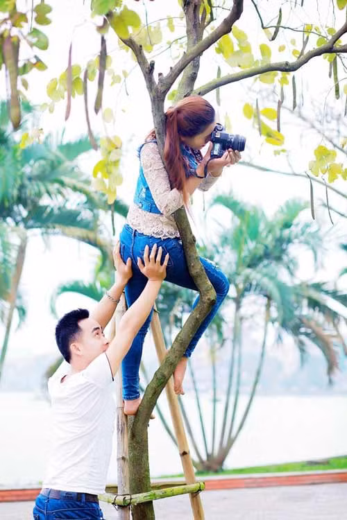 Có lẽ cô nàng nhiếp ảnh này phải là đồ đệ của Tôn Ngộ Không thì mới có thể vắt vẻo trên cây để hết lòng vì nghệ thuật như thế này.