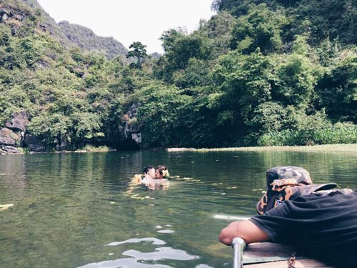 Hậu trường ảnh cưới dưới nước trông thật khó đỡ. Những phó nháy chia sẻ, để ảnh cưới đẹp nhất có khi họ phải ngụp lặn hàng giờ cùng cô dâu, chú rể dưới trời nắng chang chang.